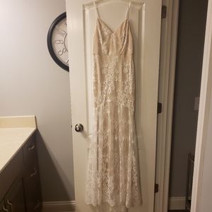 NWT Lulus long dress with lace overlay and train, wedding. Size S